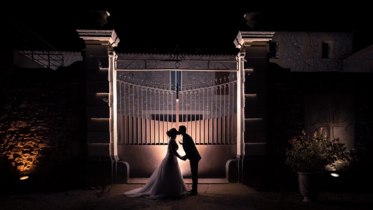 Photographe mariage nimes nocturne porte couple mariés nuit lumière