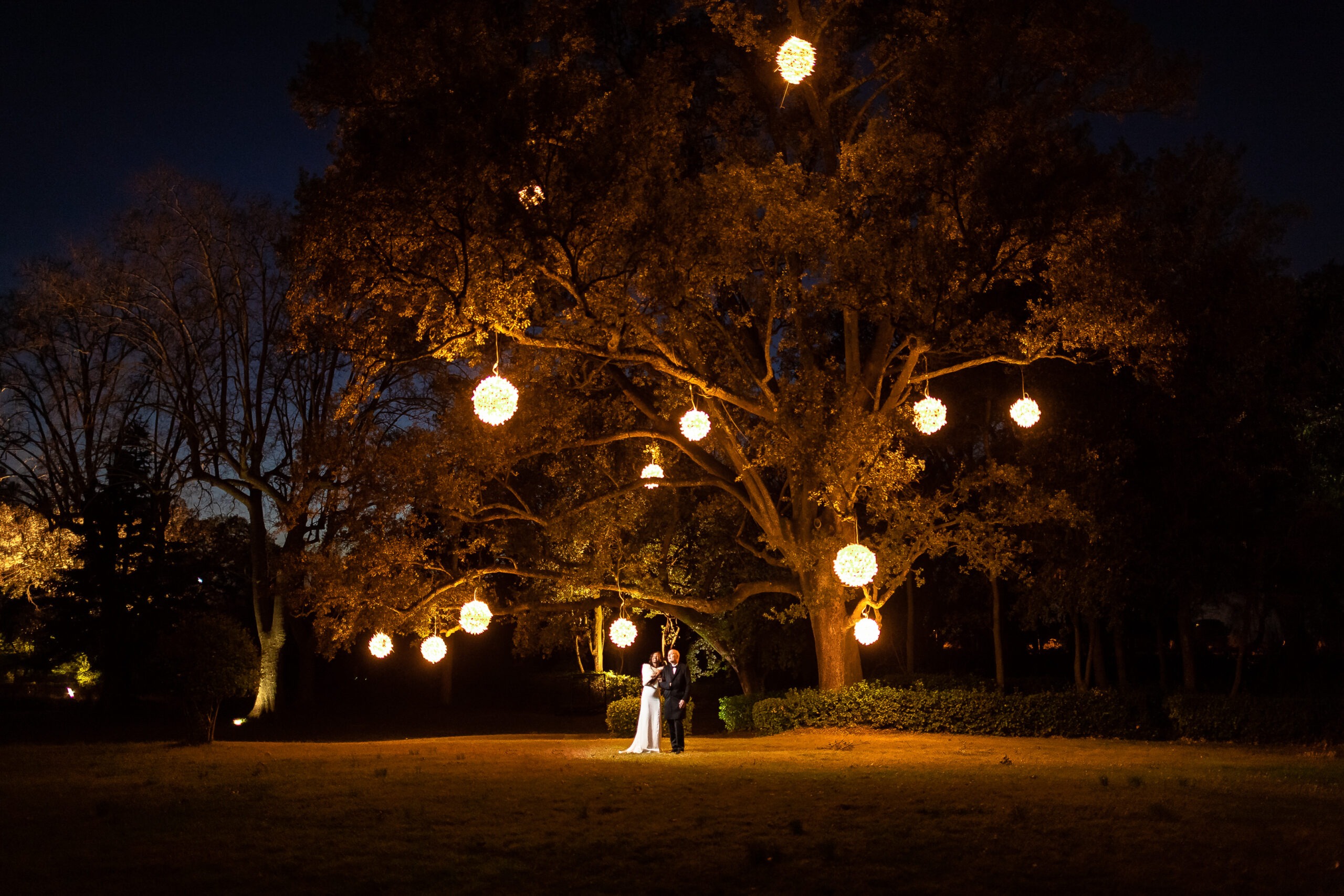 Photographe mariage Montpellier couple lumière la nuit