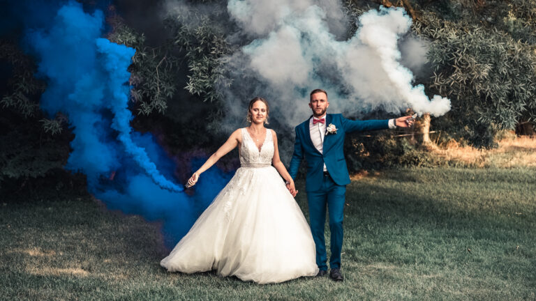 Photo de couple prise avec des fumigènes par le photographe mariage montpellier.
