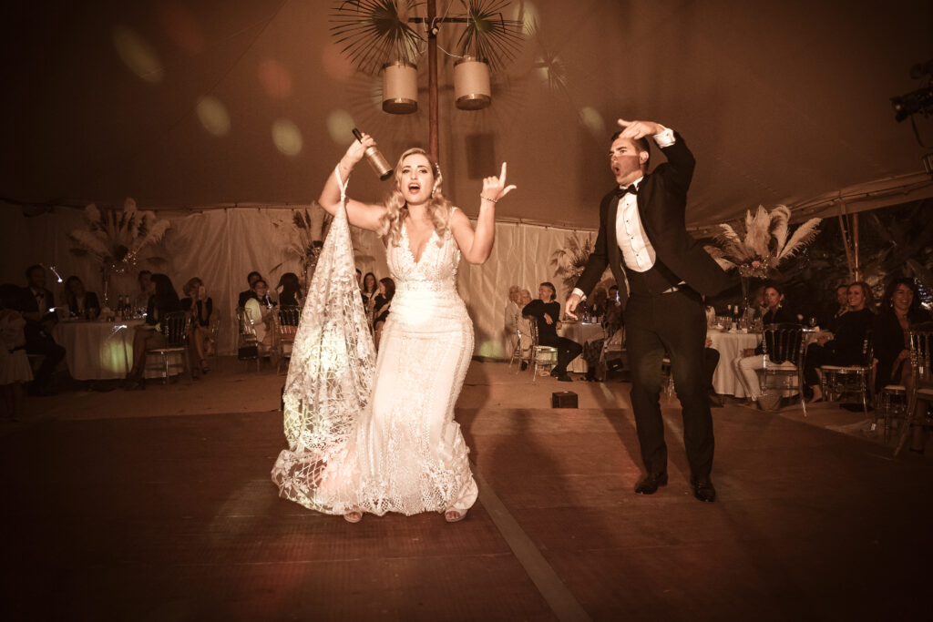 Un couple de mariés chantent en Soirée, pris en photo par le photographe mariage de montpellier.