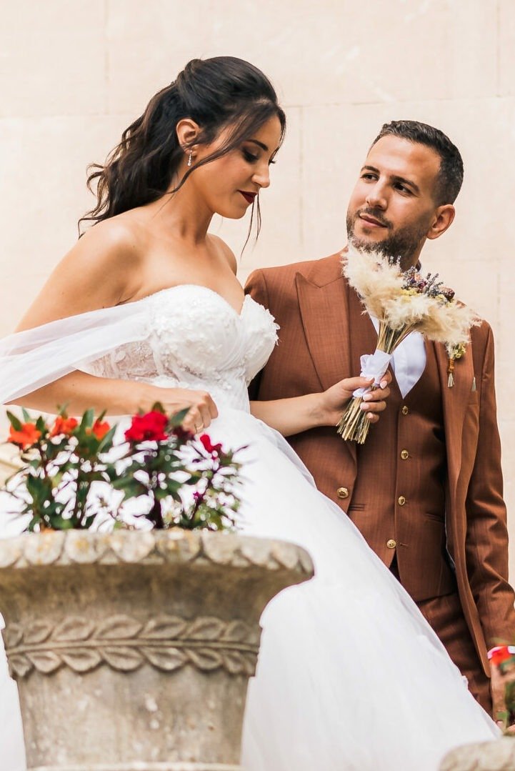 Photo de couple naturelle et spontanée prise par le photographe mariage montpellier au domaine de Grammont à la mairie annexe de Montpellier.