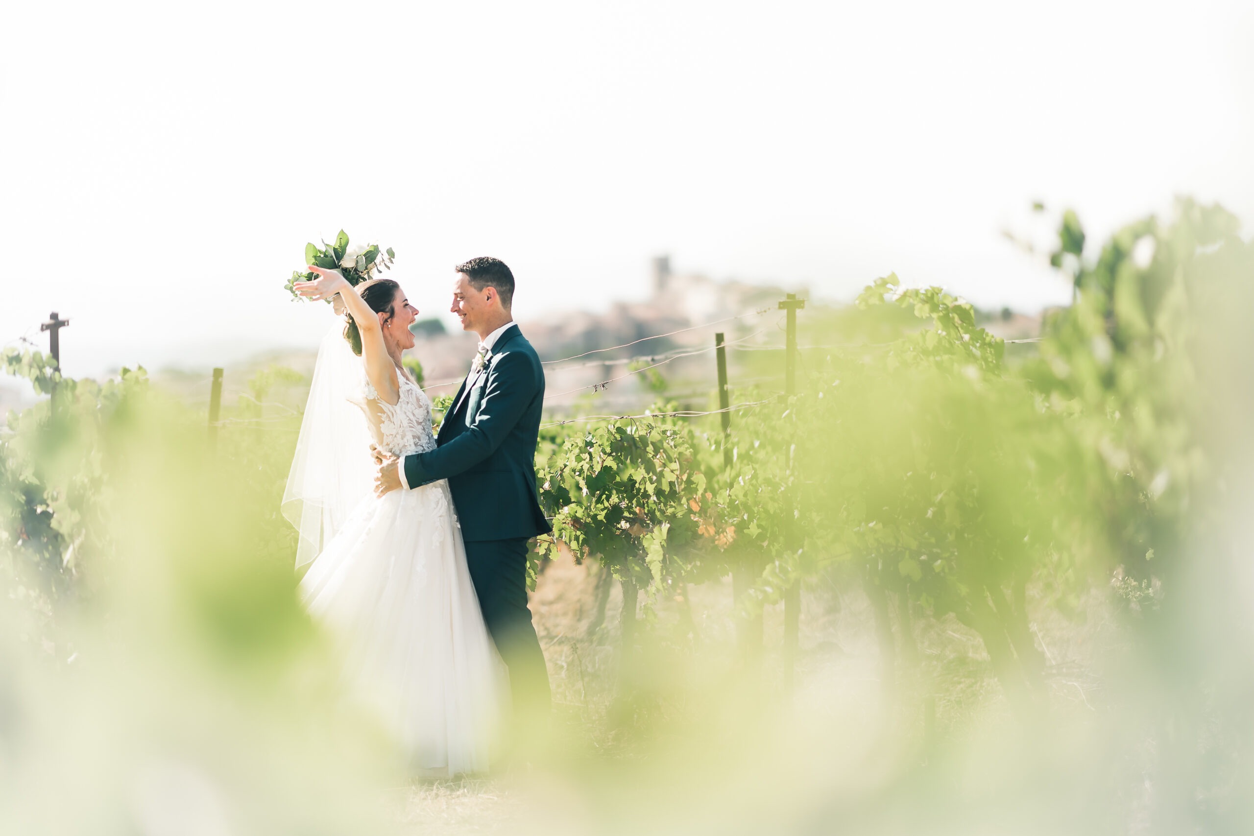 Mes prix photographe mariage pour un couple de mariés se découvre dans le bonheur le plus total dans les vignes. Un moment capturé dans l'action par le photogrpahe mariage Alexandre Flury.