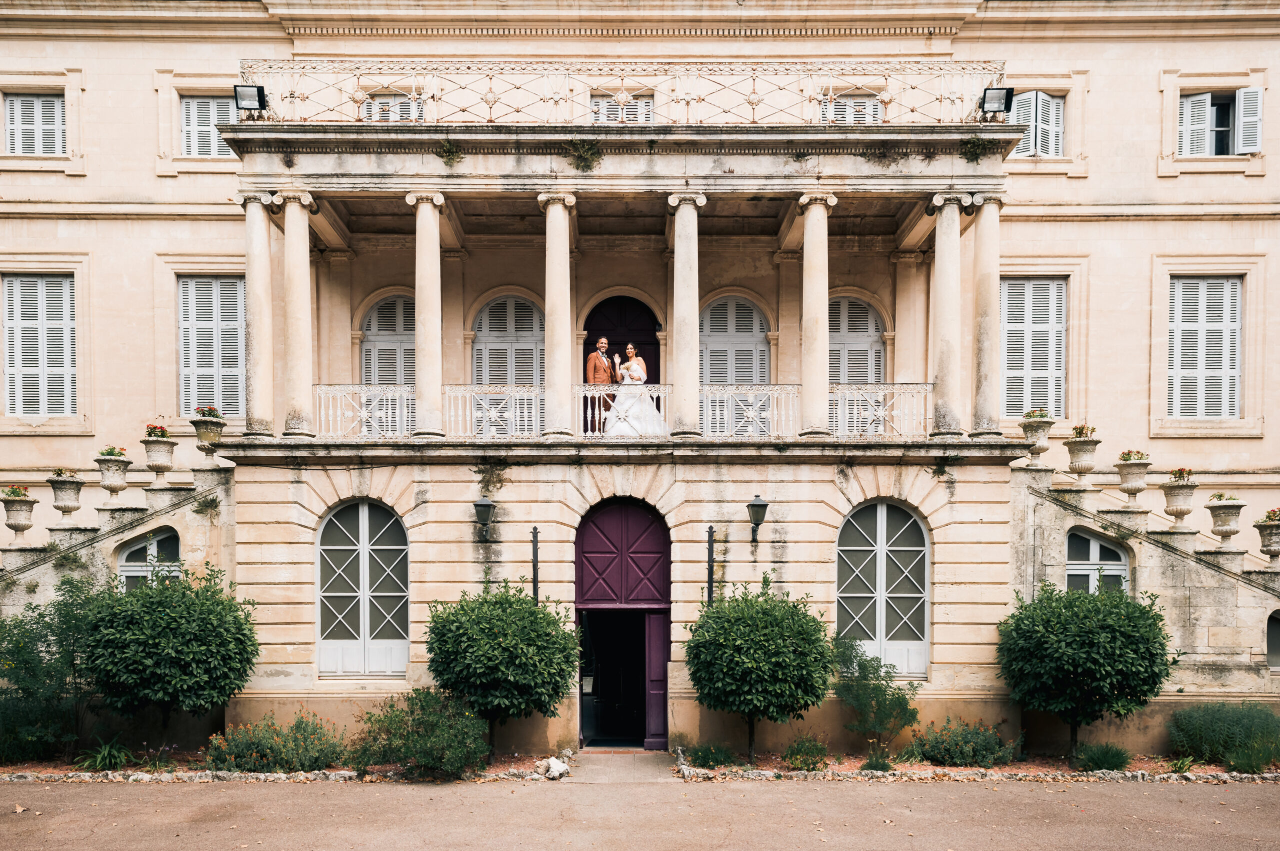 Mariage civil au Domaine de Grammont. Photo de couple de mariés prise dans le magnifique parc du Domaine de Grammont à Montpellier par Alexandre Flury photographe mariage.