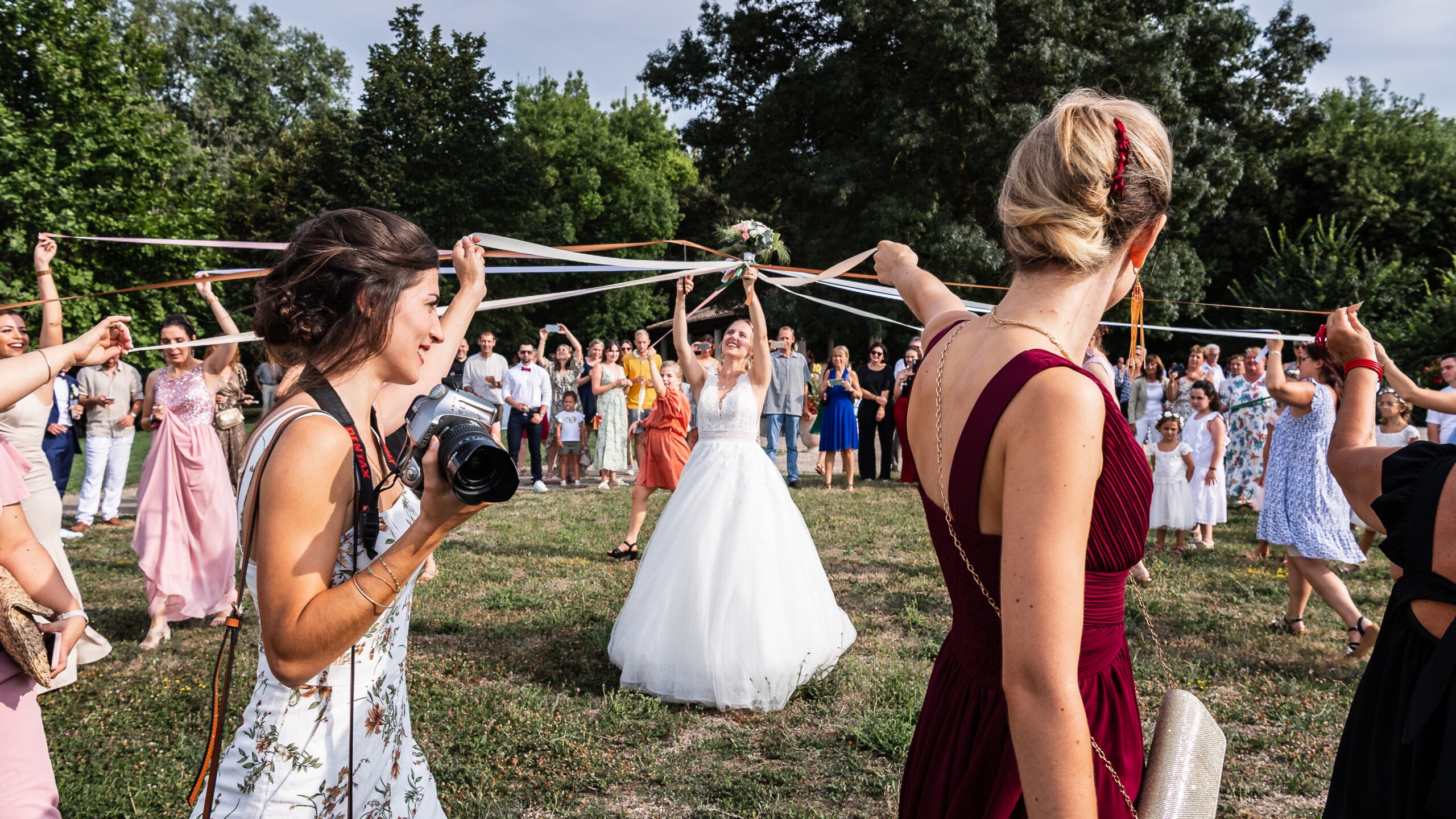 Au lancer du bouquet de la mariée, les filles font le jeu du ruban.