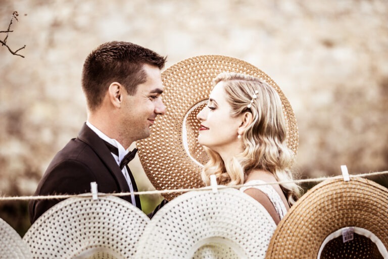 Photographe mariage nimes couple mariés sépia avec des chapeaux