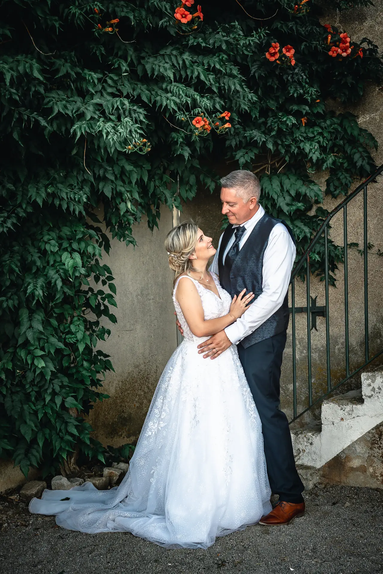 Prix photographe mariage Photo de couple de mariage romantique et élégante prise par Alexandre Flury Photogrpahe de mariage.