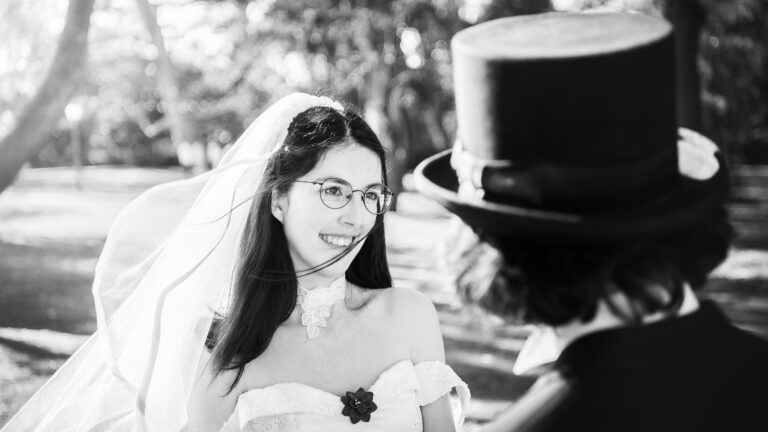 Photographe mariage nimes photo couple noir et blanc chapeau