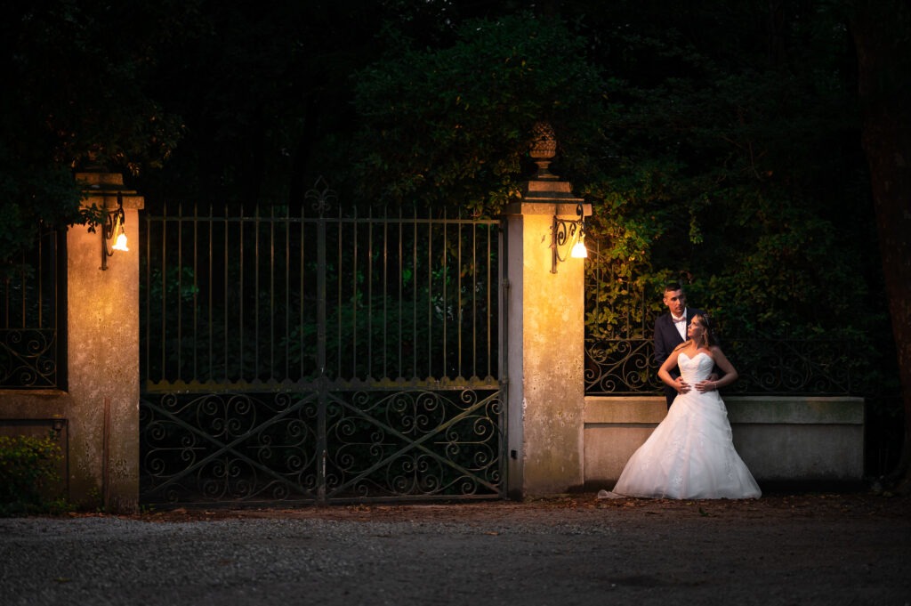 Photo de couple nocturne de mariage du Reportage photo mariage au Château Pech-Céleyran par alexandreflury.fr photographe de mariage à Montpellier.